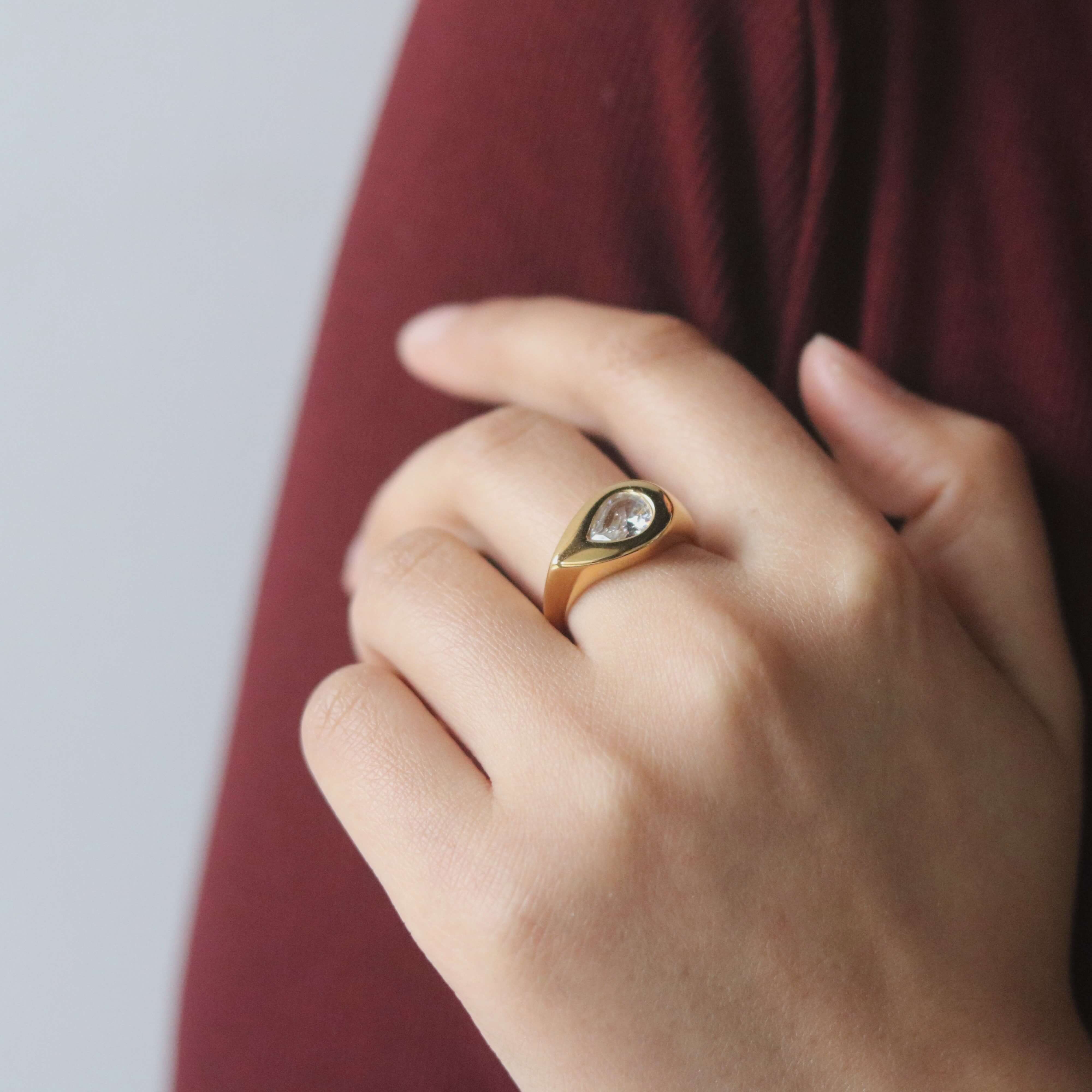 Meideya Pear Bezel Signet Ring, waterproof 18k gold-plated stainless steel