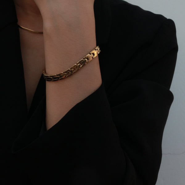 Stylr clasp bracelet — the take-off-able alternative to a permanent welded chain