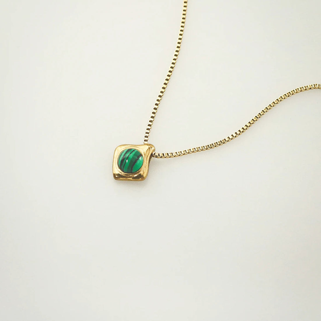 Malachite Meaning, Symbolism & Who It Suits