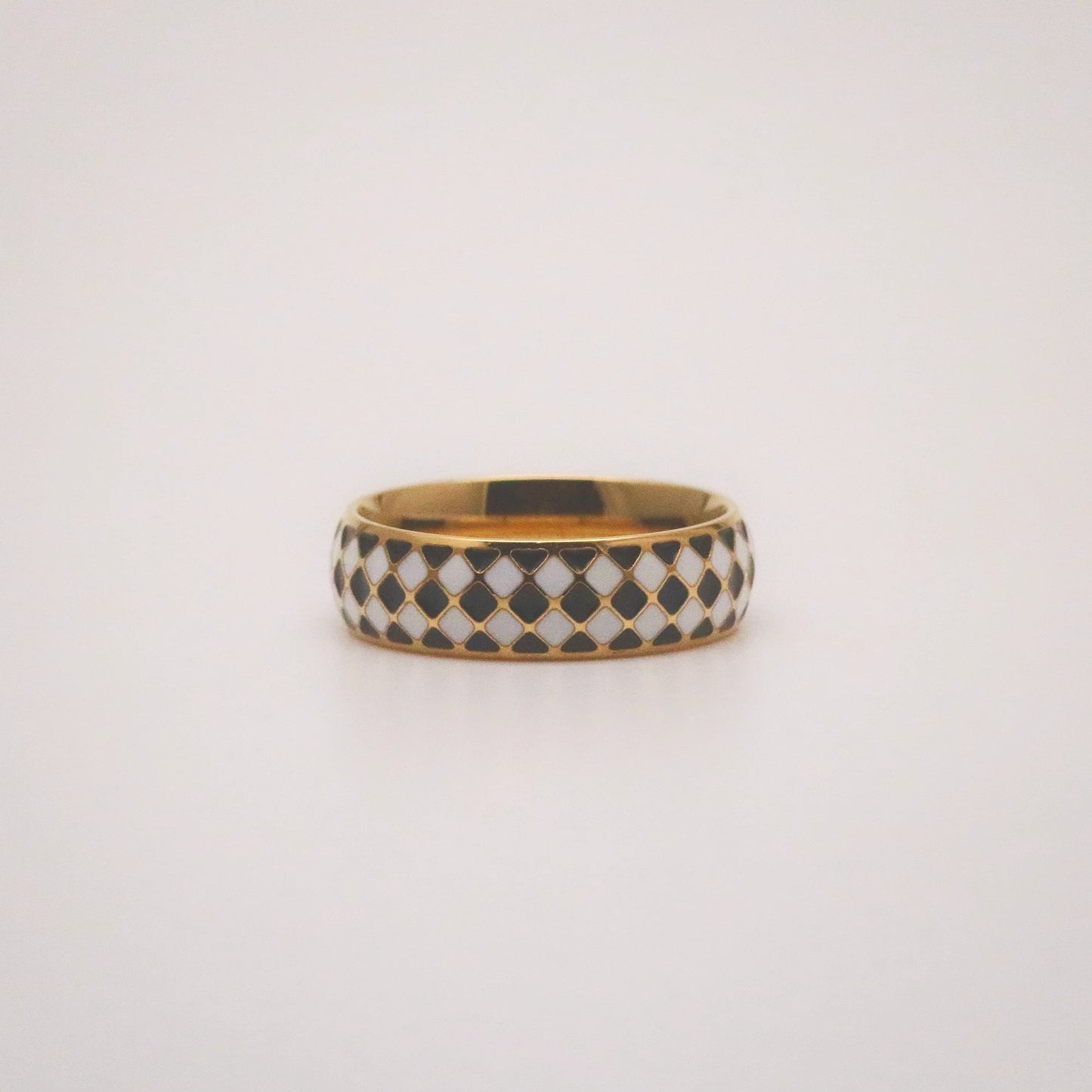 Checkered band ring