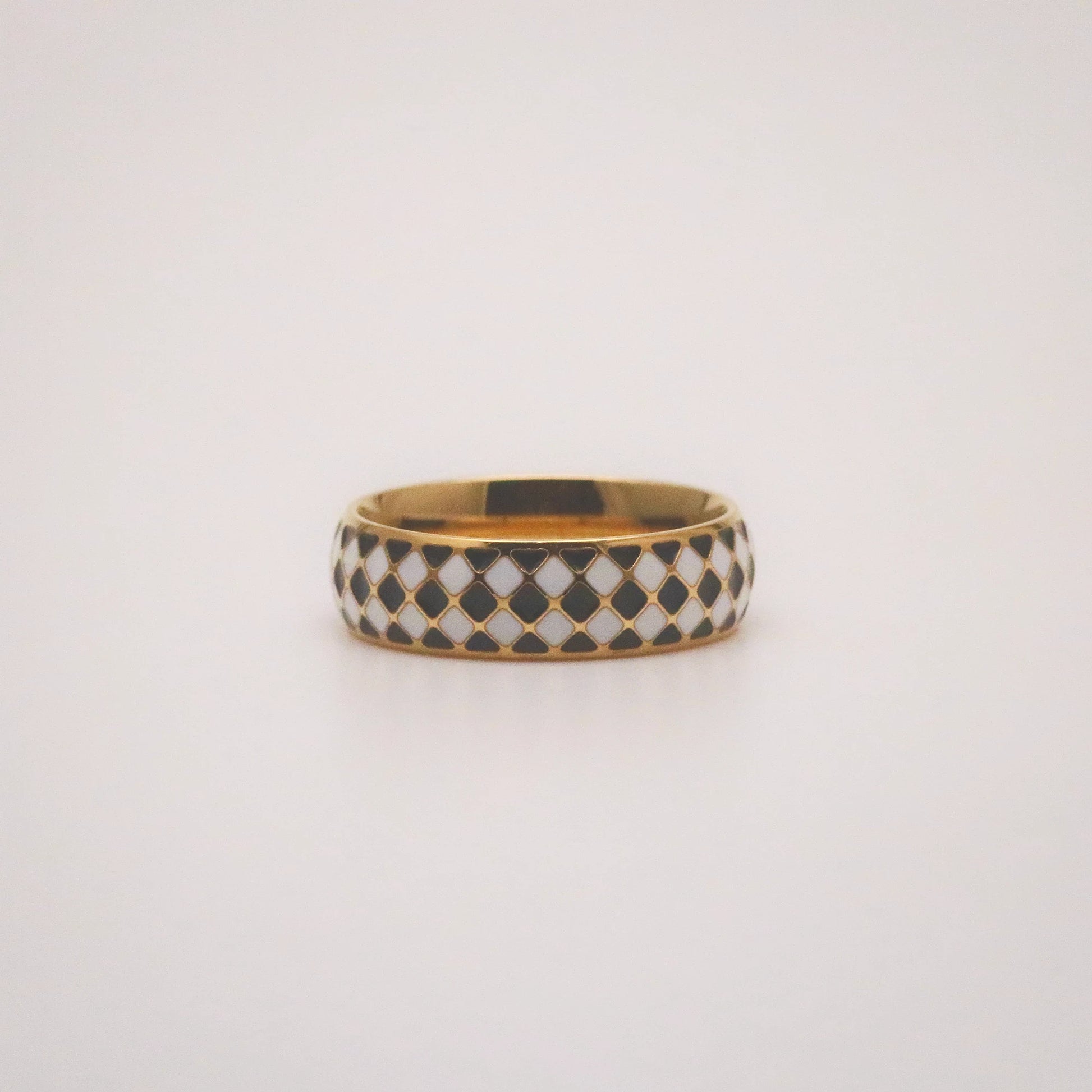Checkered band ring