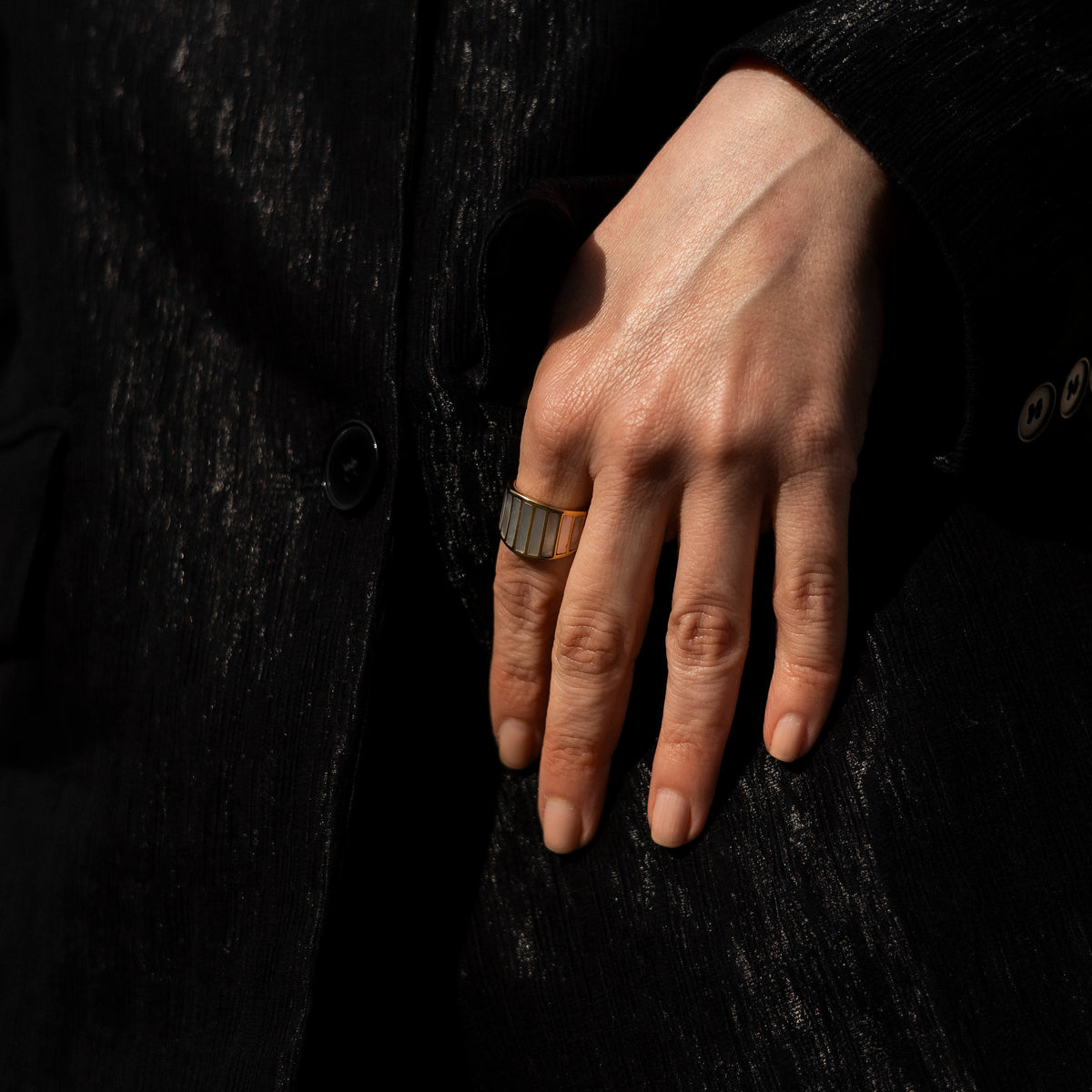 Striped mother of pearl ring gold