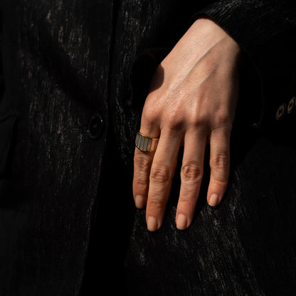 Striped mother of pearl ring gold