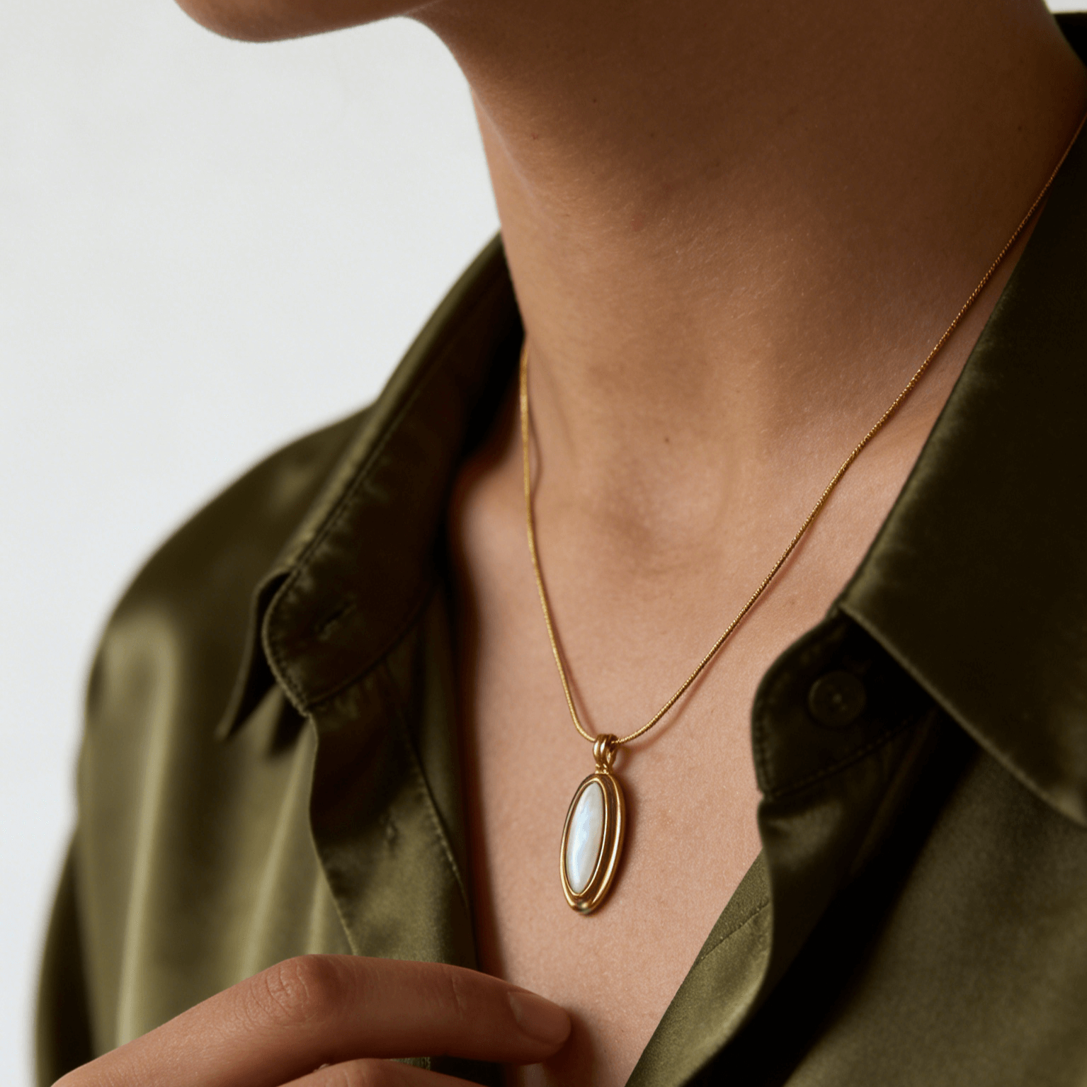 Vintage Mother of Pearl Pendant Necklace, waterproof 18k gold-plated stainless steel