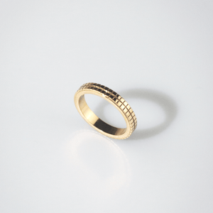 gold band ring
