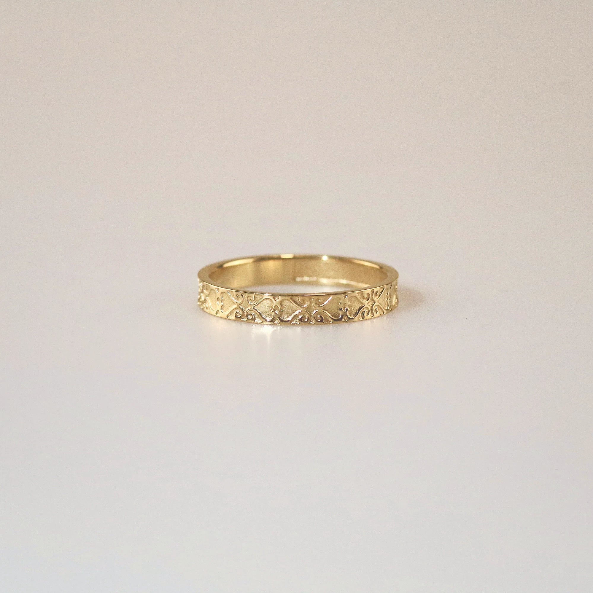 gold band ring 