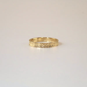 gold band ring 