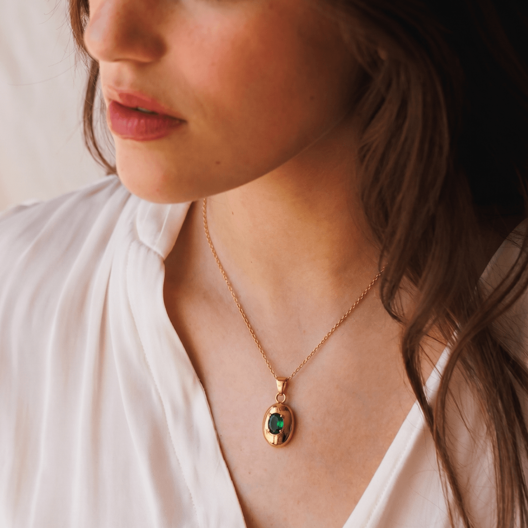 Oval Pendant Emerald, waterproof 18k gold-plated stainless steel