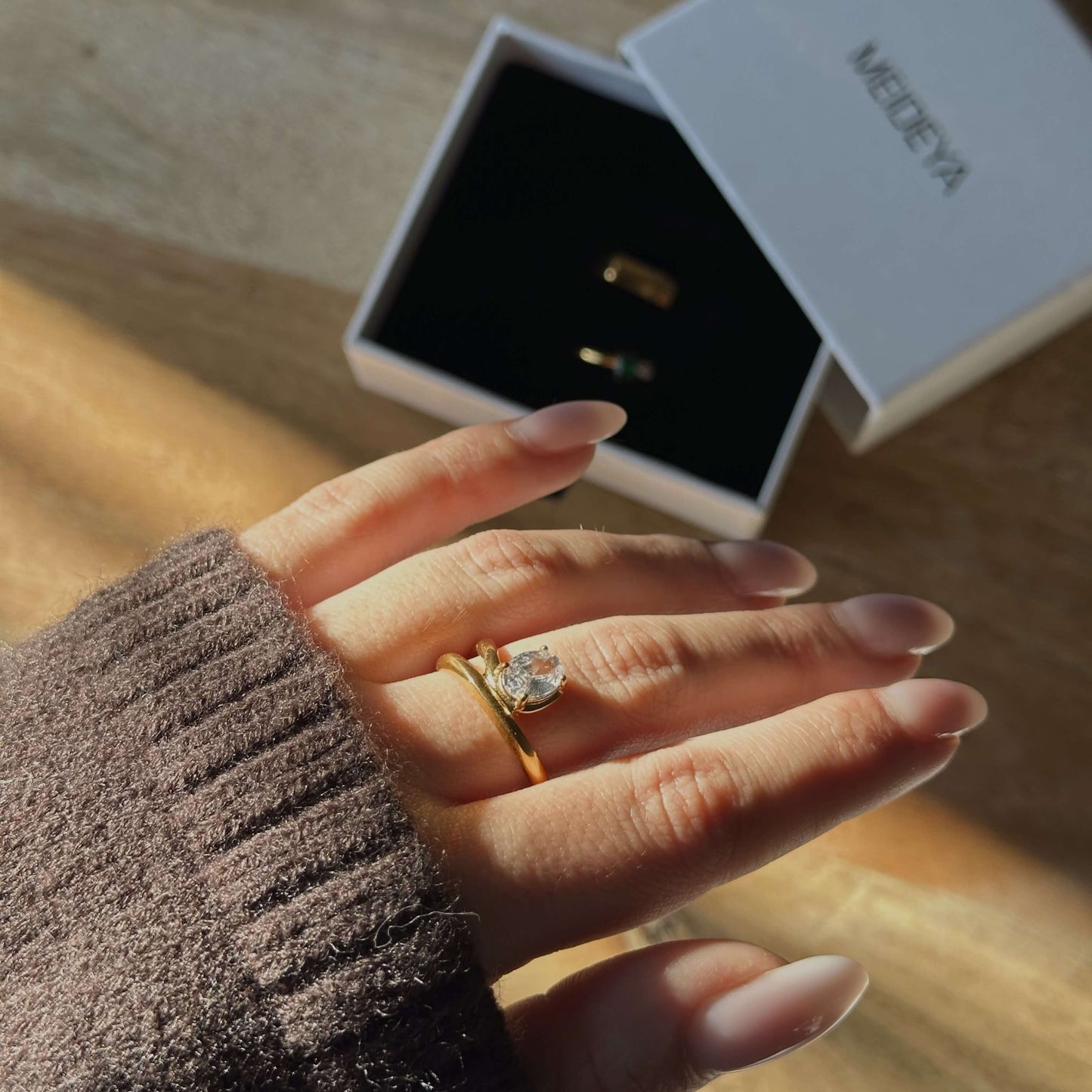 Solitaire Unite Curve Ring, waterproof 18k gold-plated stainless steel