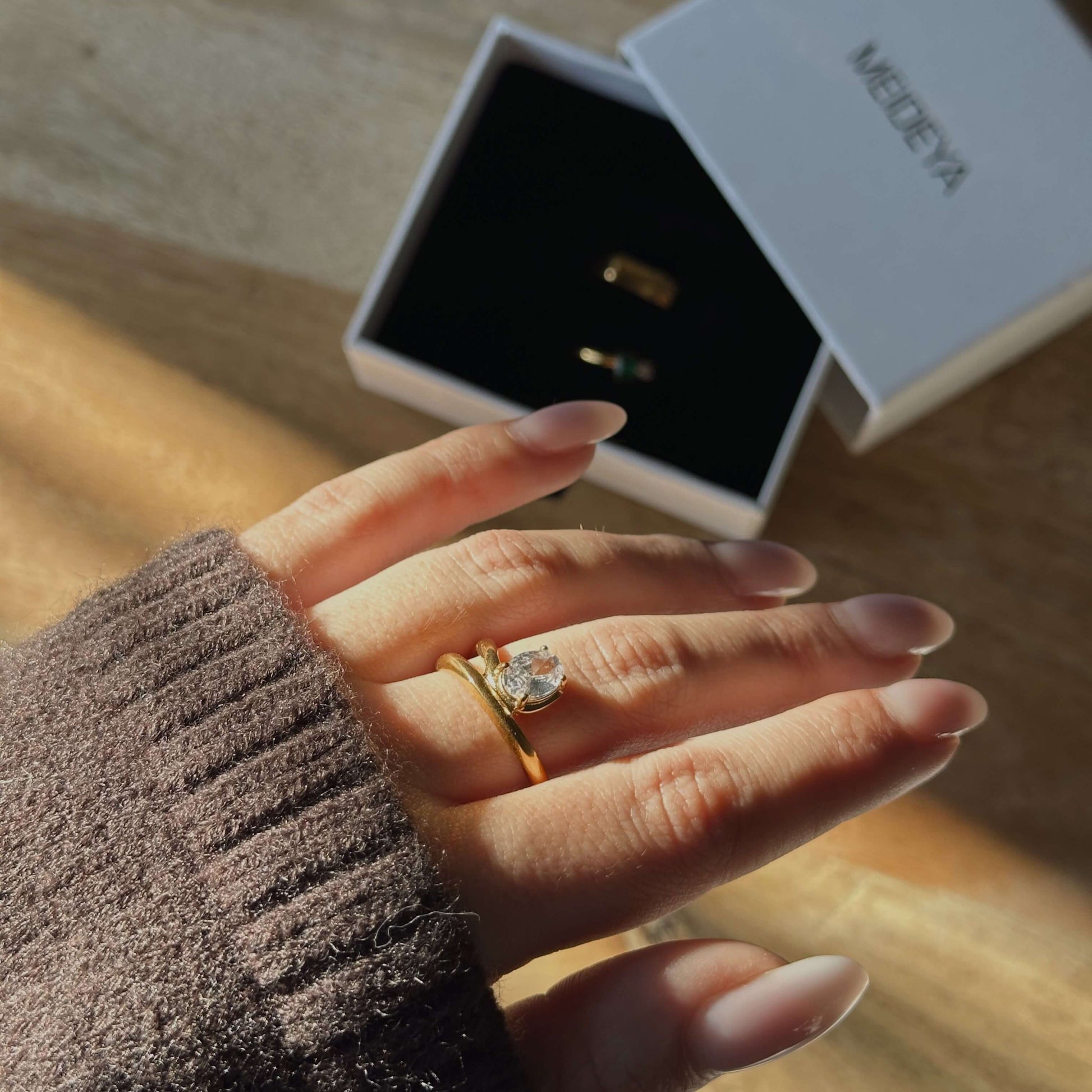 Solitaire Unite Curve Ring, waterproof 18k gold-plated stainless steel